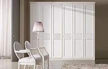 Door mod. TRAVIATA, central application on doors. Glazed antique white finish
Wooden armchair with armrests code POM400 / High floor lamb with lampshade code LAM100